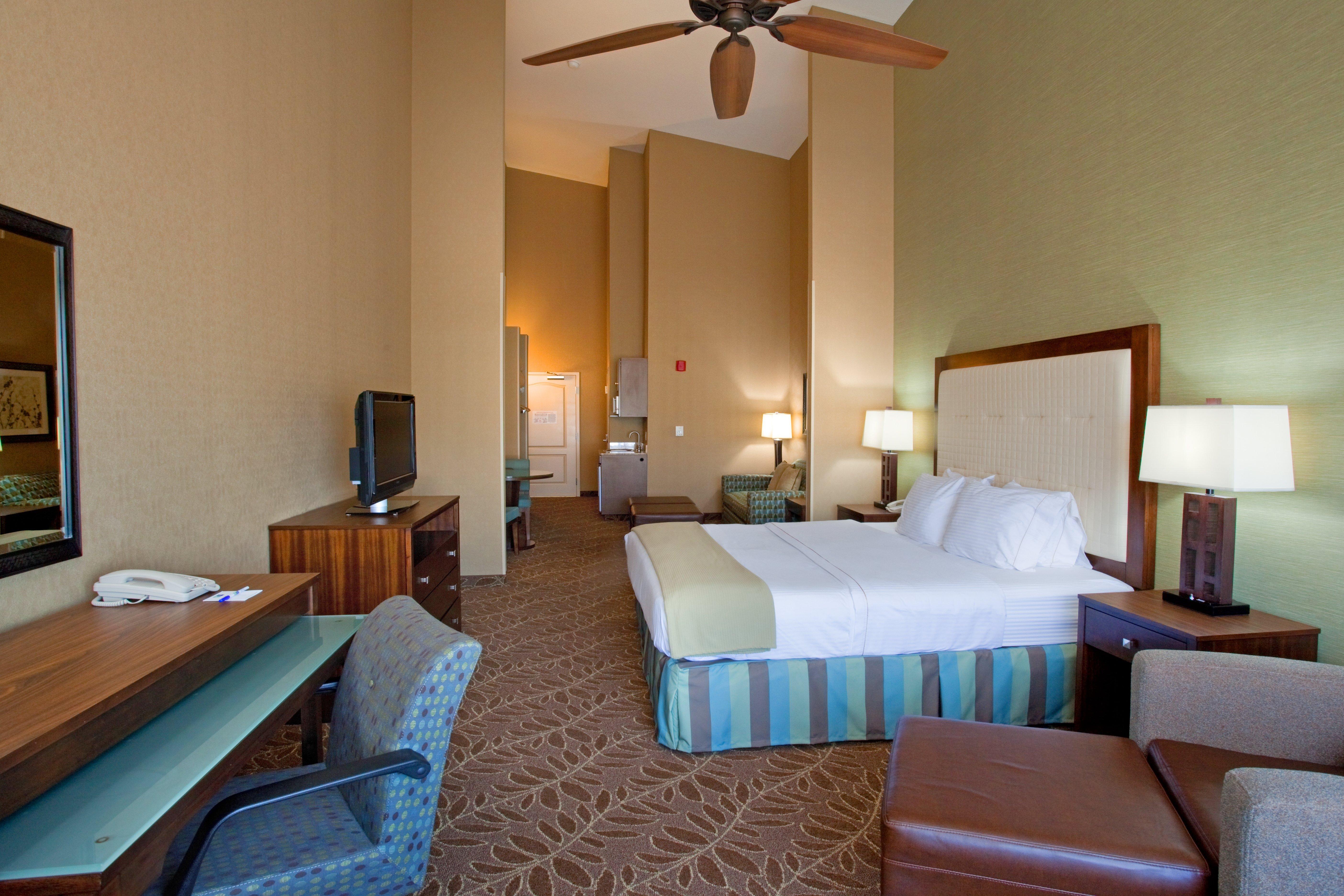Holiday Inn Express & Suites Logan By Ihg Buitenkant foto