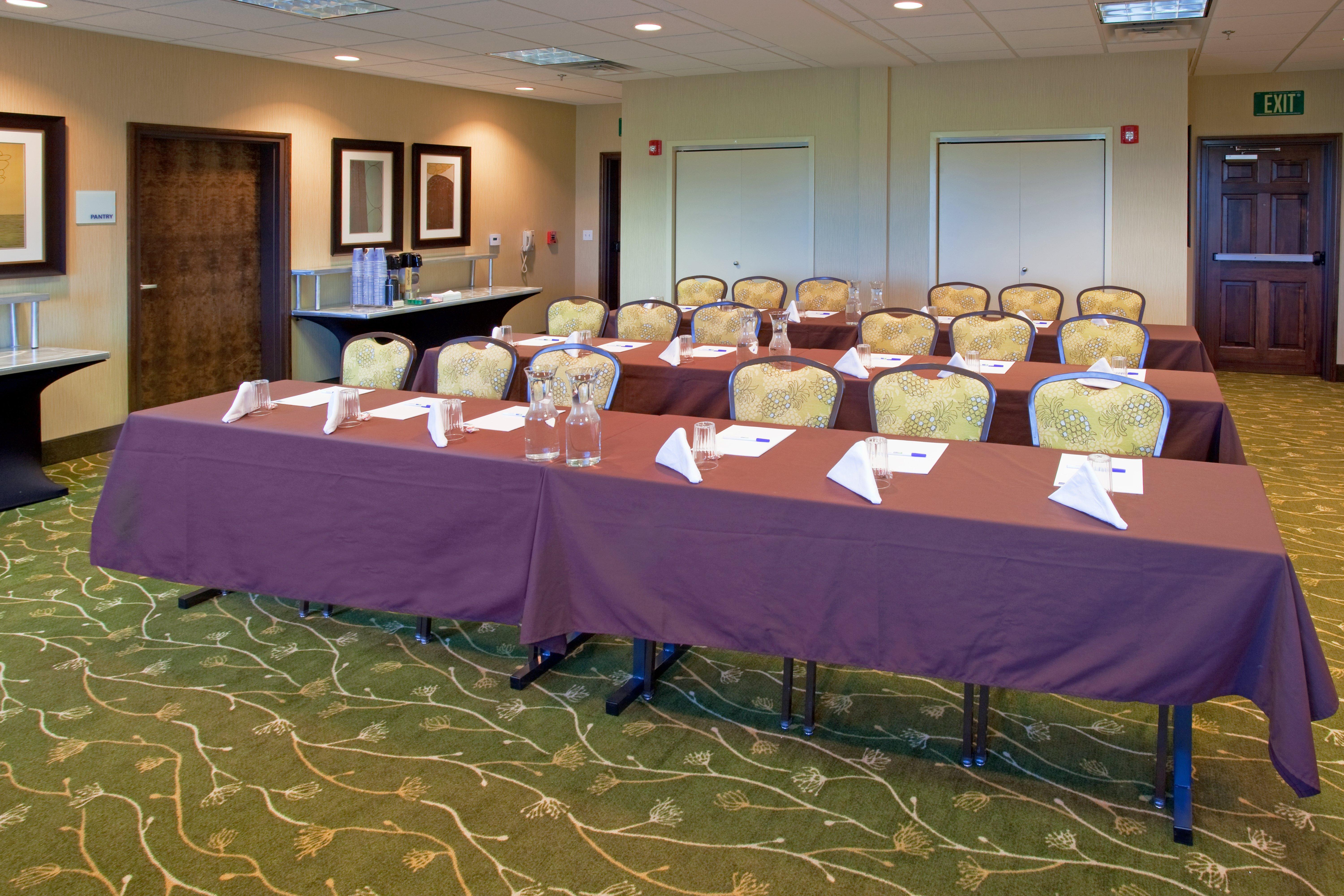 Holiday Inn Express & Suites Logan By Ihg Buitenkant foto