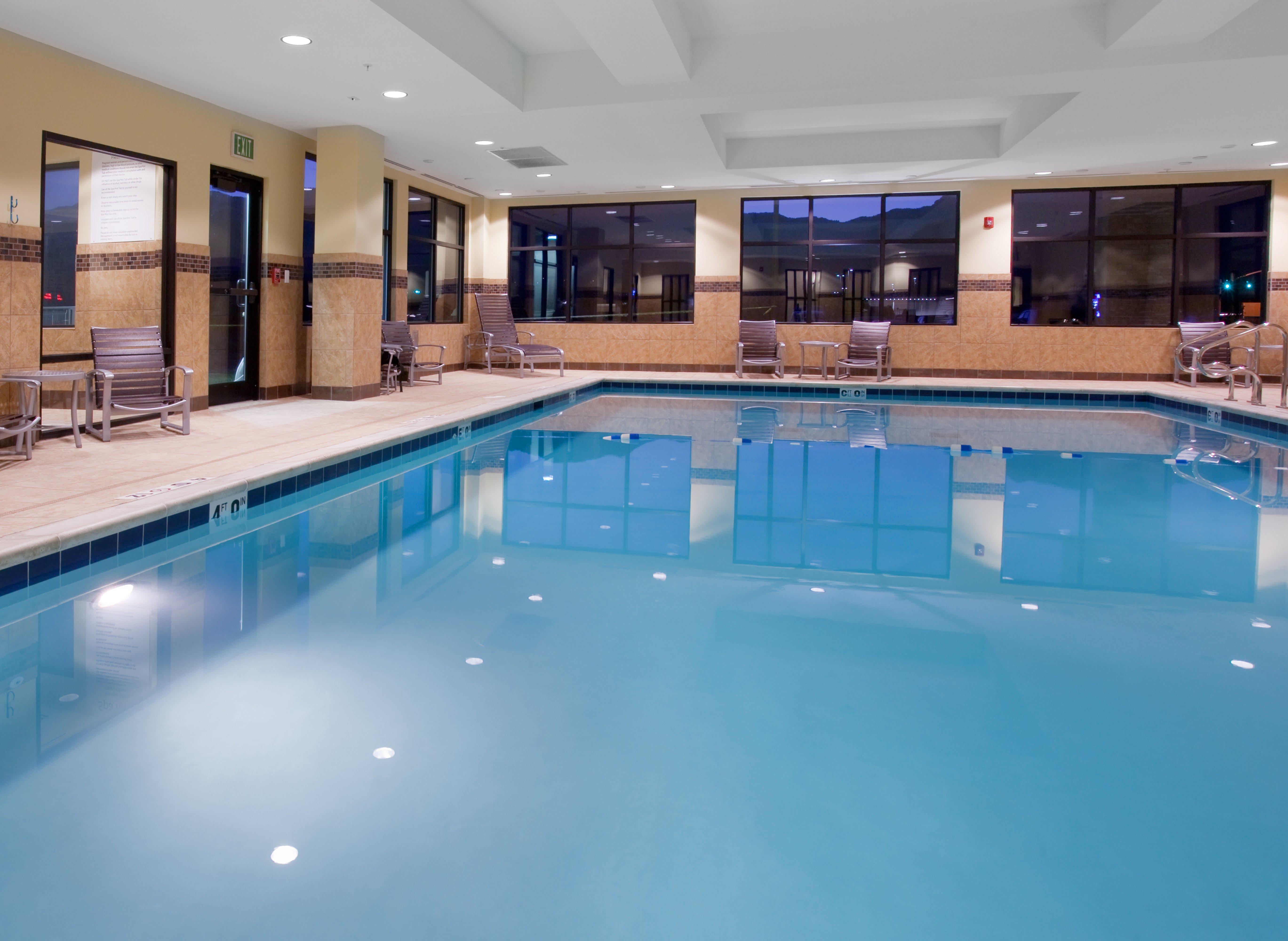 Holiday Inn Express & Suites Logan By Ihg Buitenkant foto