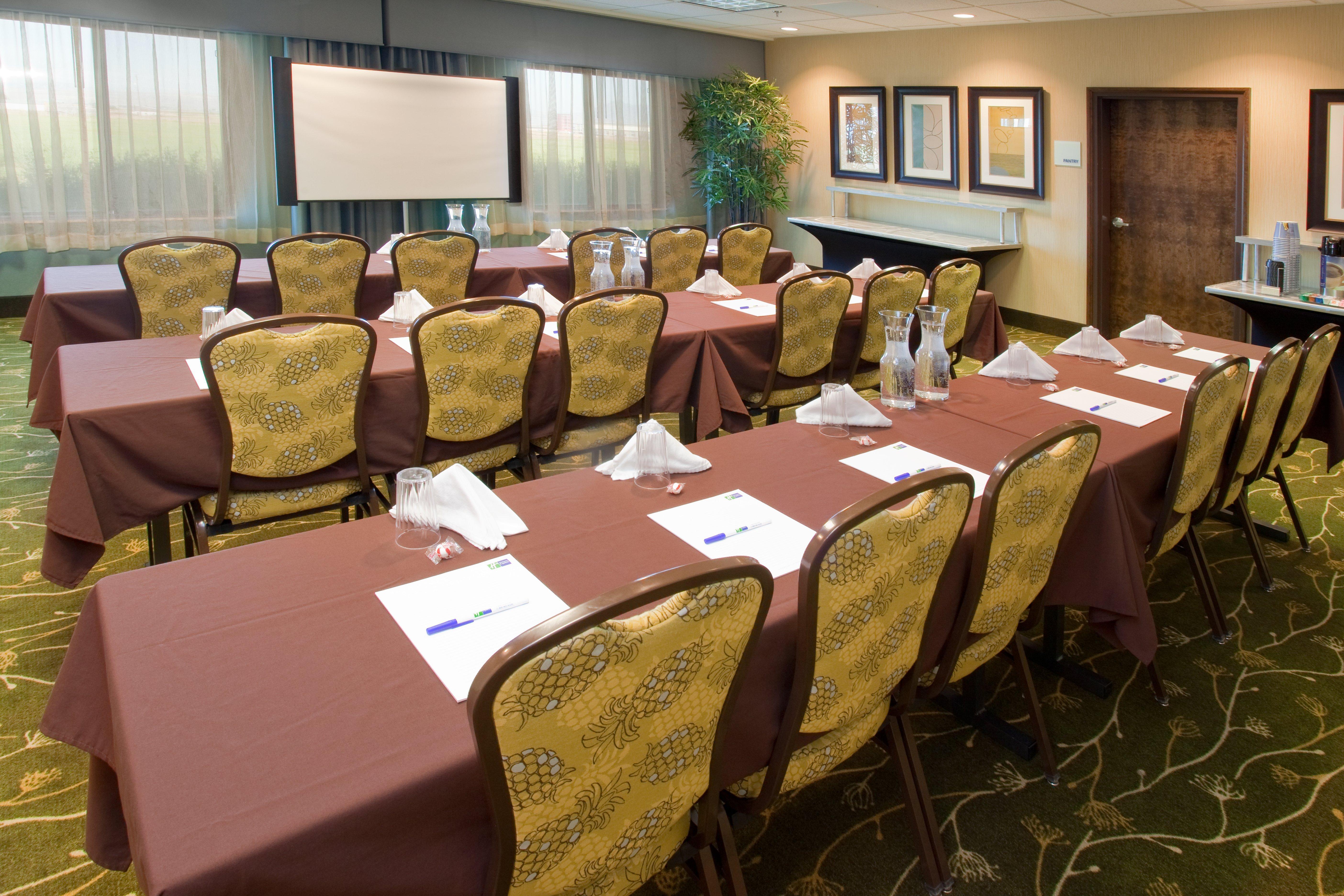 Holiday Inn Express & Suites Logan By Ihg Buitenkant foto