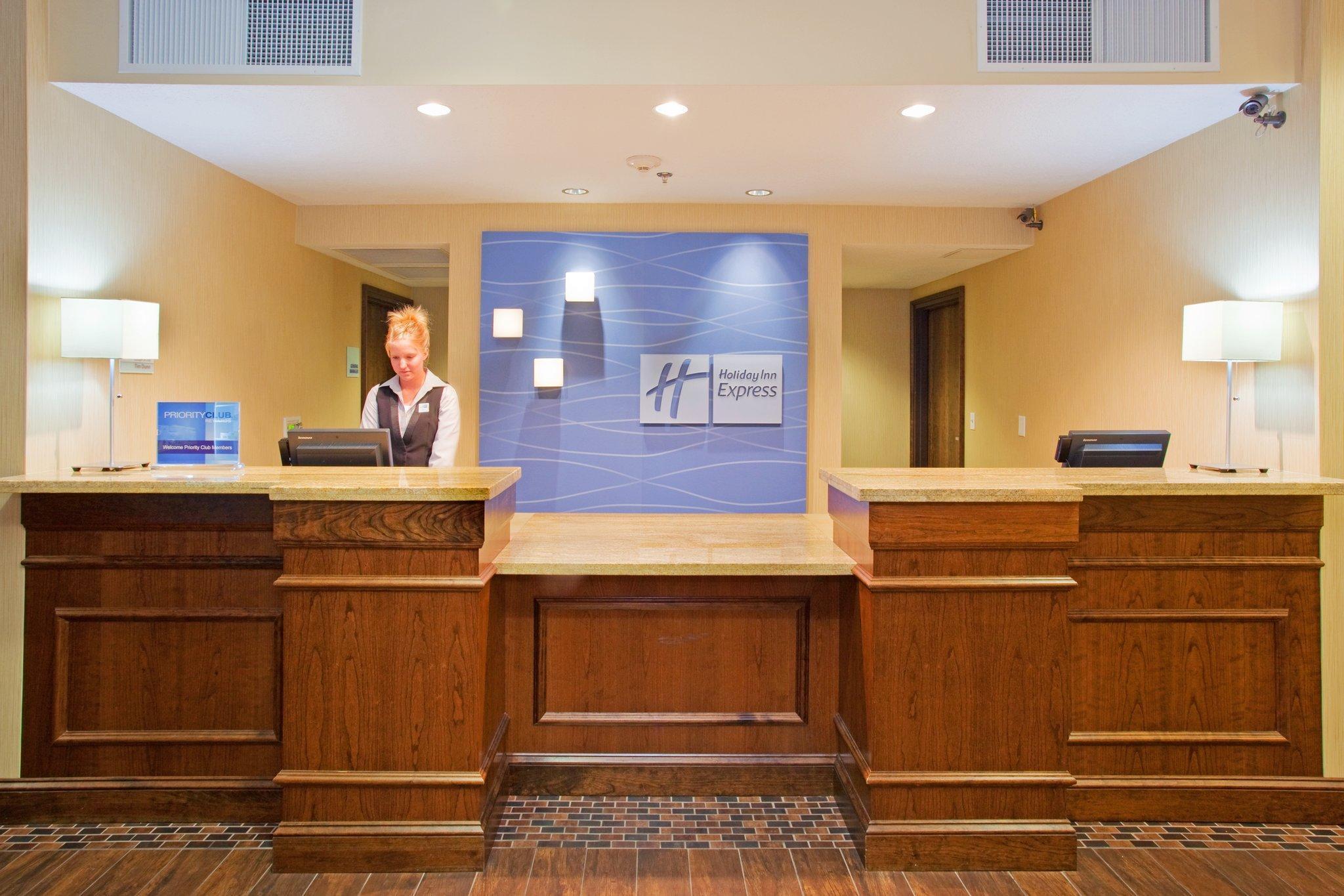 Holiday Inn Express & Suites Logan By Ihg Buitenkant foto